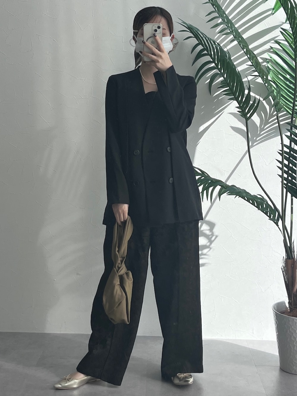 ブラック系のノーカラージャケット、ブラック系のノーカラージャケット、ブラック系のパンツドレスを着用したレディースの秋コーディネートの3枚目の写真