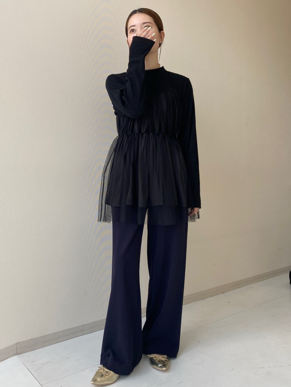 ブルー系のスーツセット、ブラック系のTシャツ/カットソーを着用したレディースの秋コーディネートの2枚目の写真