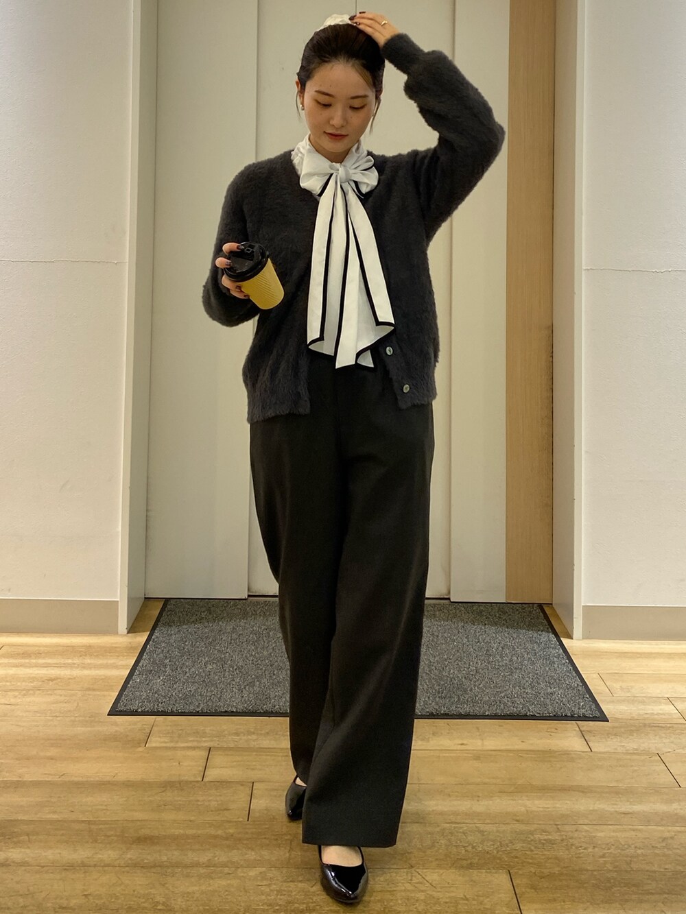 ブラック系のシャツ/ブラウス、グレー系のカーディガン/ボレロ、グレー系のカーディガン/ボレロを着用したレディースの秋コーディネートの3枚目の写真