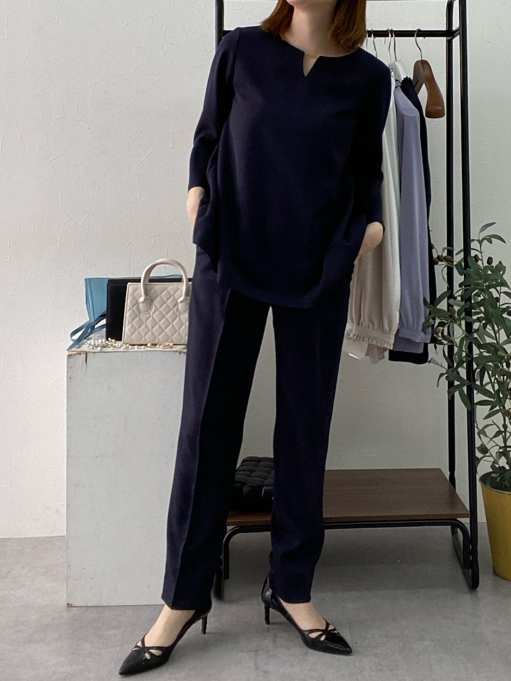 ブルー系のフォーマルスーツ/小物を着用したレディースの冬コーディネートの2枚目の写真