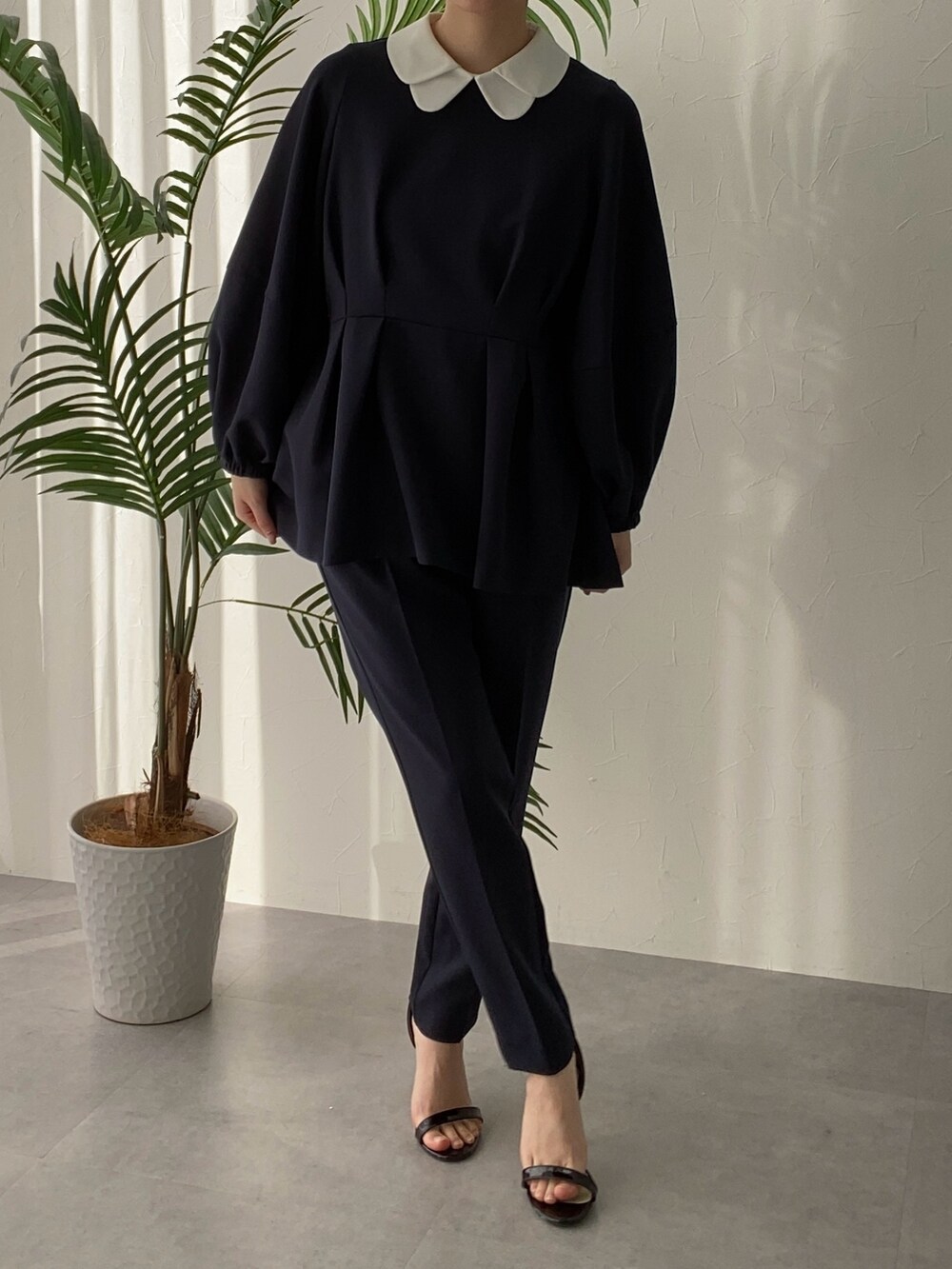 ブルー系のフォーマルスーツ/小物を着用したレディースの冬コーディネートの2枚目の写真