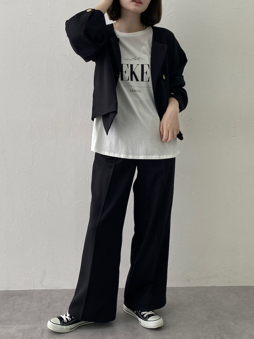 ホワイト系のTシャツ/カットソー、ホワイト系のTシャツ/カットソー、ブラック系のスーツセットを着用したレディースの夏コーディネートの2枚目の写真