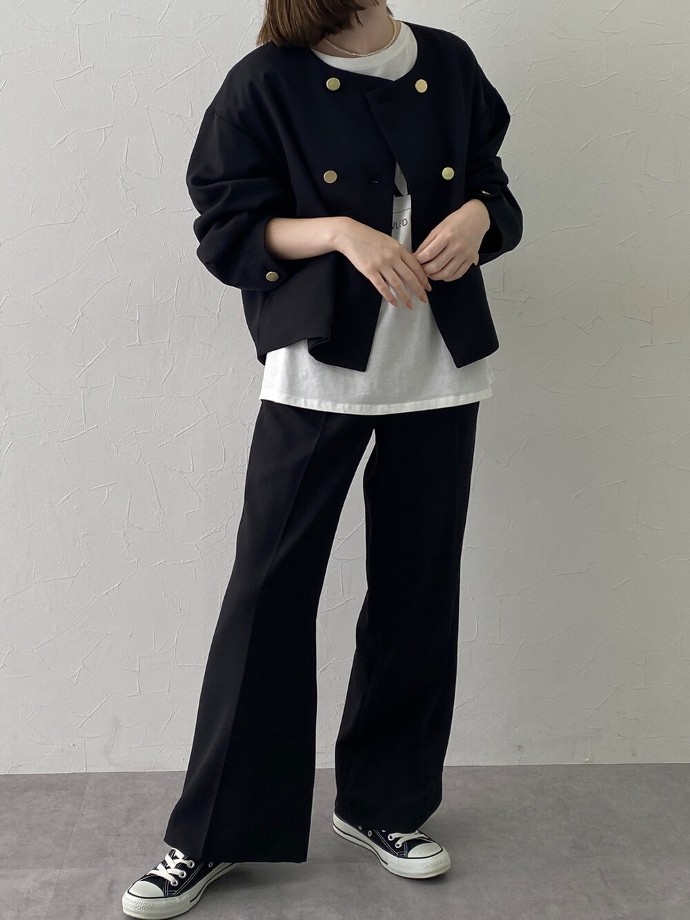 ホワイト系のTシャツ/カットソー、ホワイト系のTシャツ/カットソー、ブラック系のスーツセットを着用したレディースの夏コーディネートの3枚目の写真