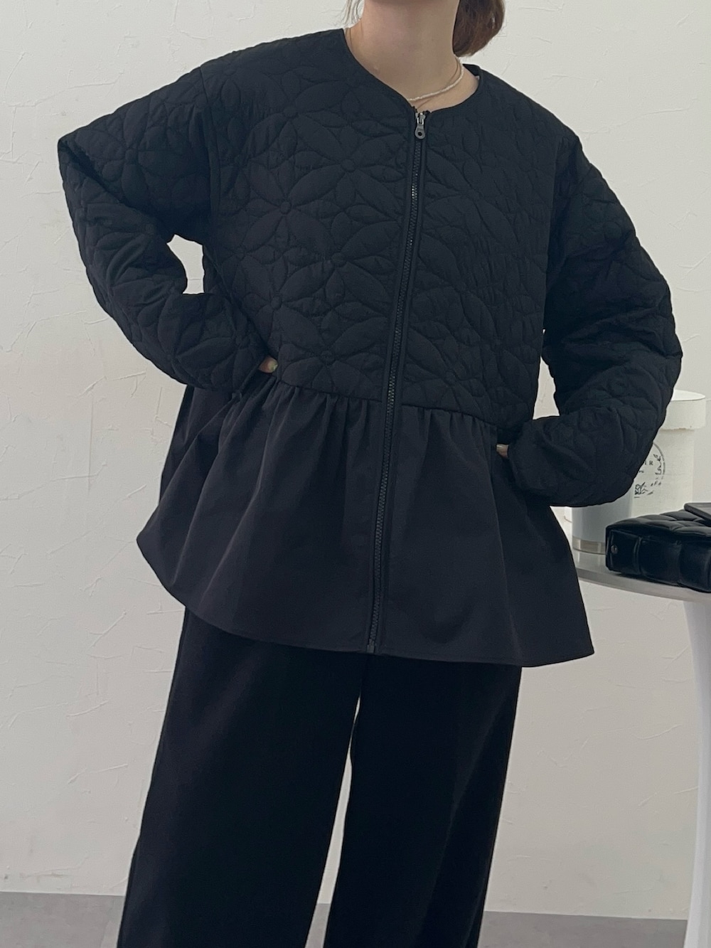 ブラック系のパンツ、ブラック系のジャケット/アウターを着用したレディースの秋コーディネートの2枚目の写真