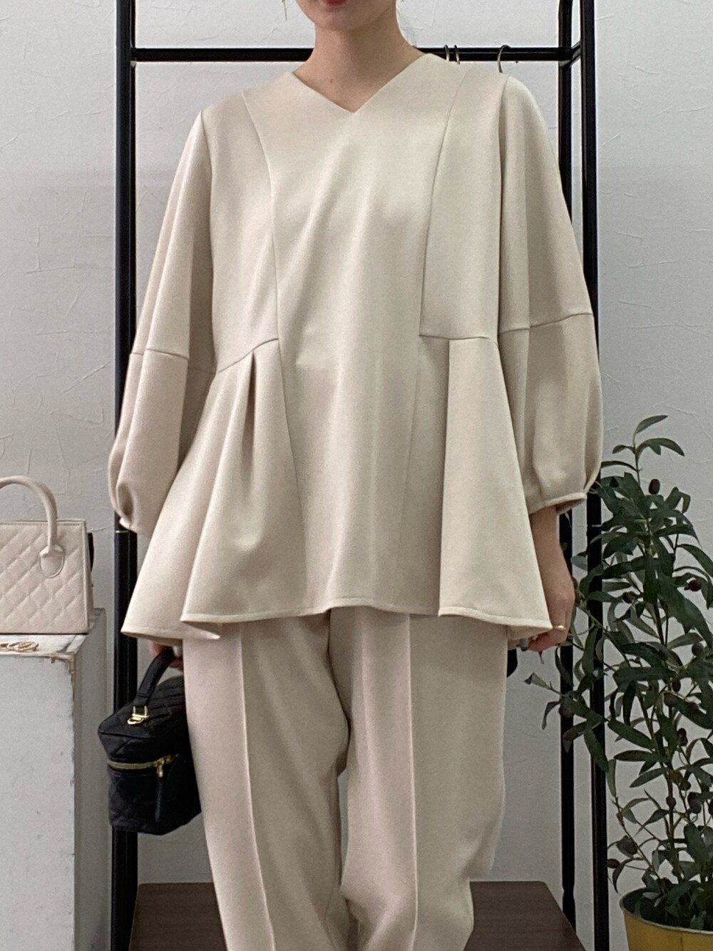 ベージュ系のフォーマルスーツ/小物、ブラック系のパンプスを着用したレディースの冬コーディネートの3枚目の写真