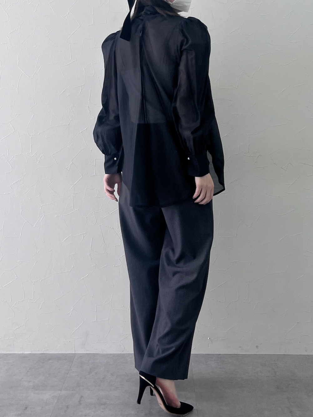 ブラック系のシャツ/ブラウス、ブラック系のシャツ/ブラウス、グレー系のその他パンツを着用したレディースの冬コーディネートの2枚目の写真