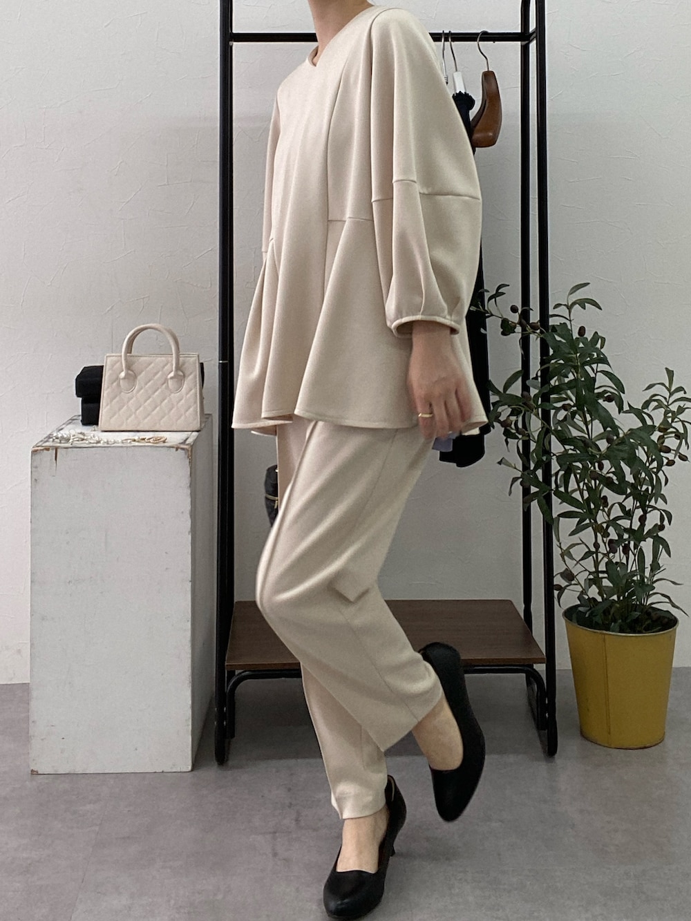 ベージュ系のフォーマルスーツ/小物、ブラック系のパンプスを着用したレディースの冬コーディネートの2枚目の写真