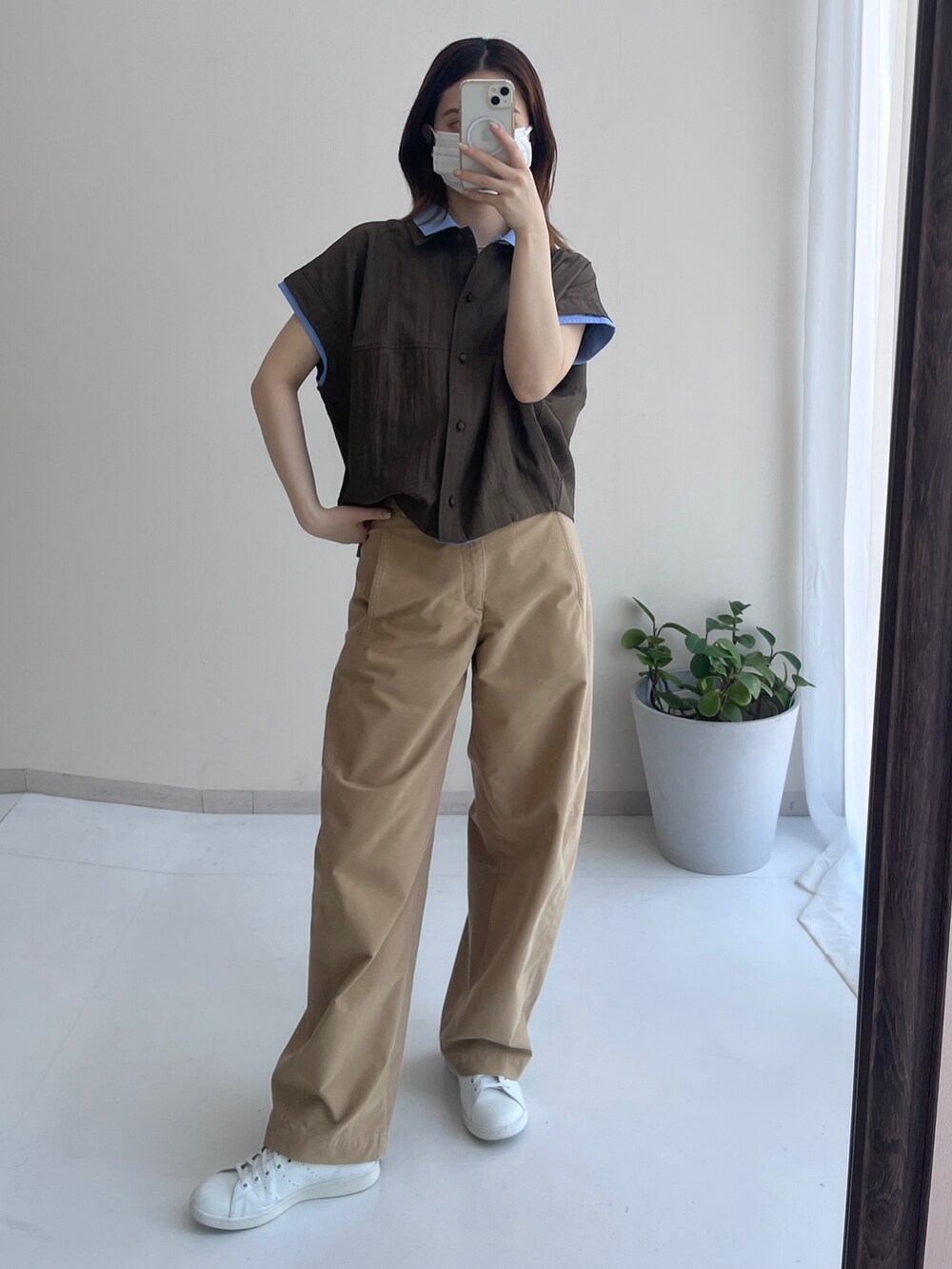 ブラウン系のシャツ/ブラウス、ブラウン系のシャツ/ブラウスを着用したレディースの夏コーディネートの2枚目の写真