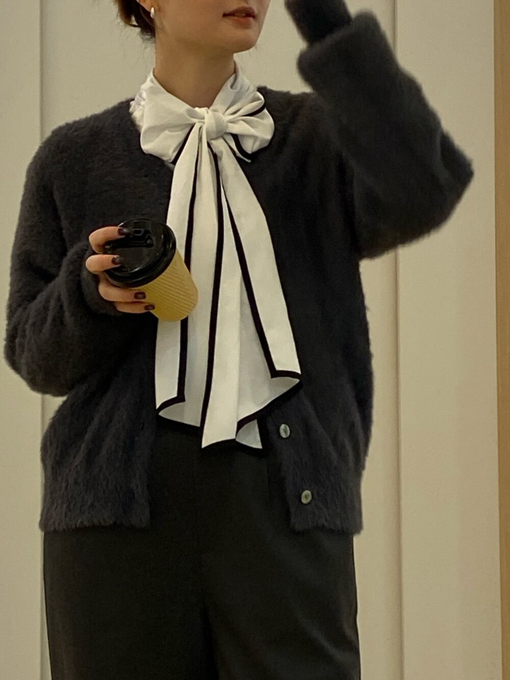 ブラック系のシャツ/ブラウス、グレー系のカーディガン/ボレロ、グレー系のカーディガン/ボレロを着用したレディースの秋コーディネートの2枚目の写真