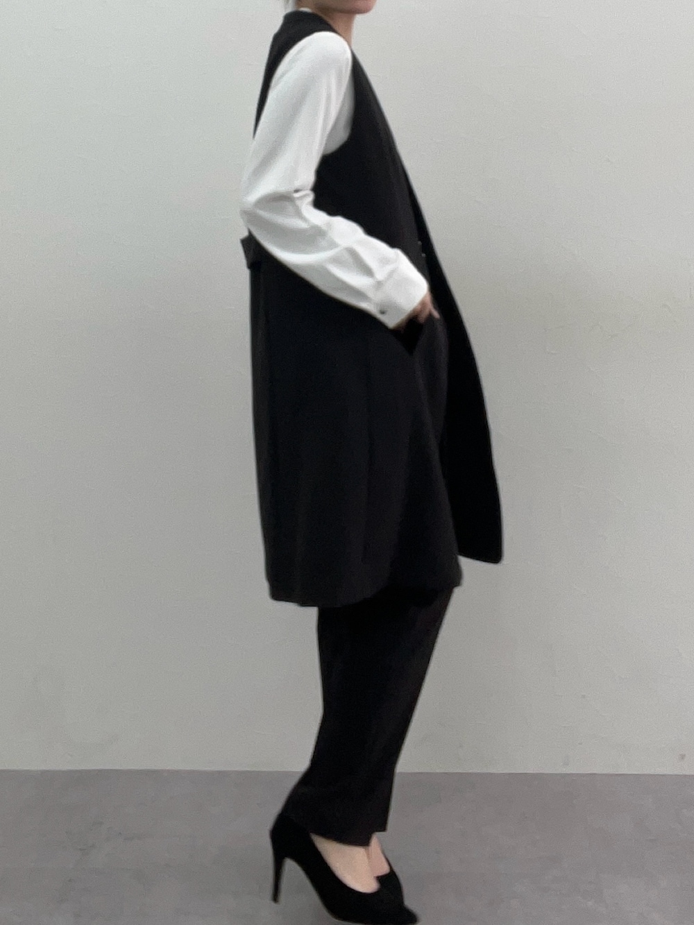 ブラック系のスーツセット、ブラック系のスーツセットを着用したレディースの冬コーディネートの2枚目の写真