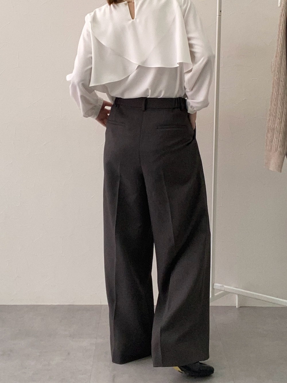 ホワイト系のシャツ/ブラウス、グレー系のフォーマルスーツ/小物を着用したレディースの冬コーディネートの2枚目の写真