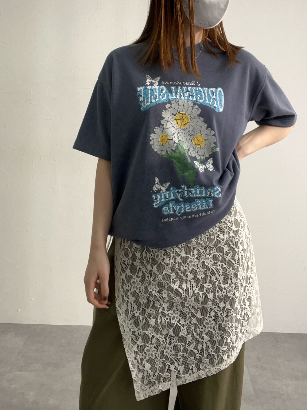 ブルー系のTシャツ/カットソー、グリーン系のその他パンツを着用したレディースの春コーディネートの2枚目の写真