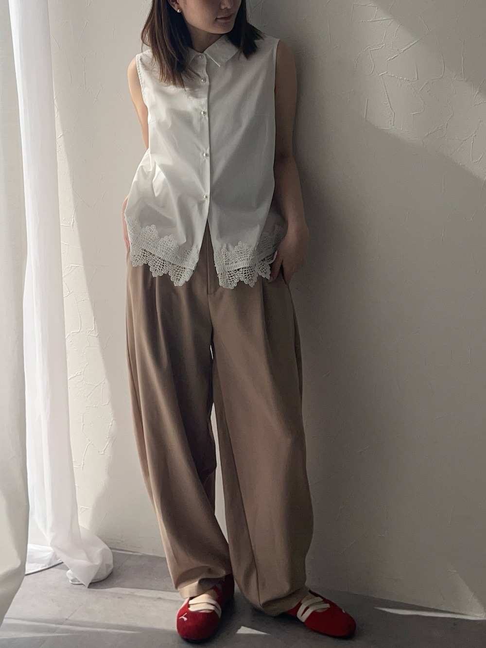 ホワイト系のシャツ/ブラウス、ベージュ系のパンツ、ベージュ系のその他パンツを着用したレディースの春コーディネートの2枚目の写真