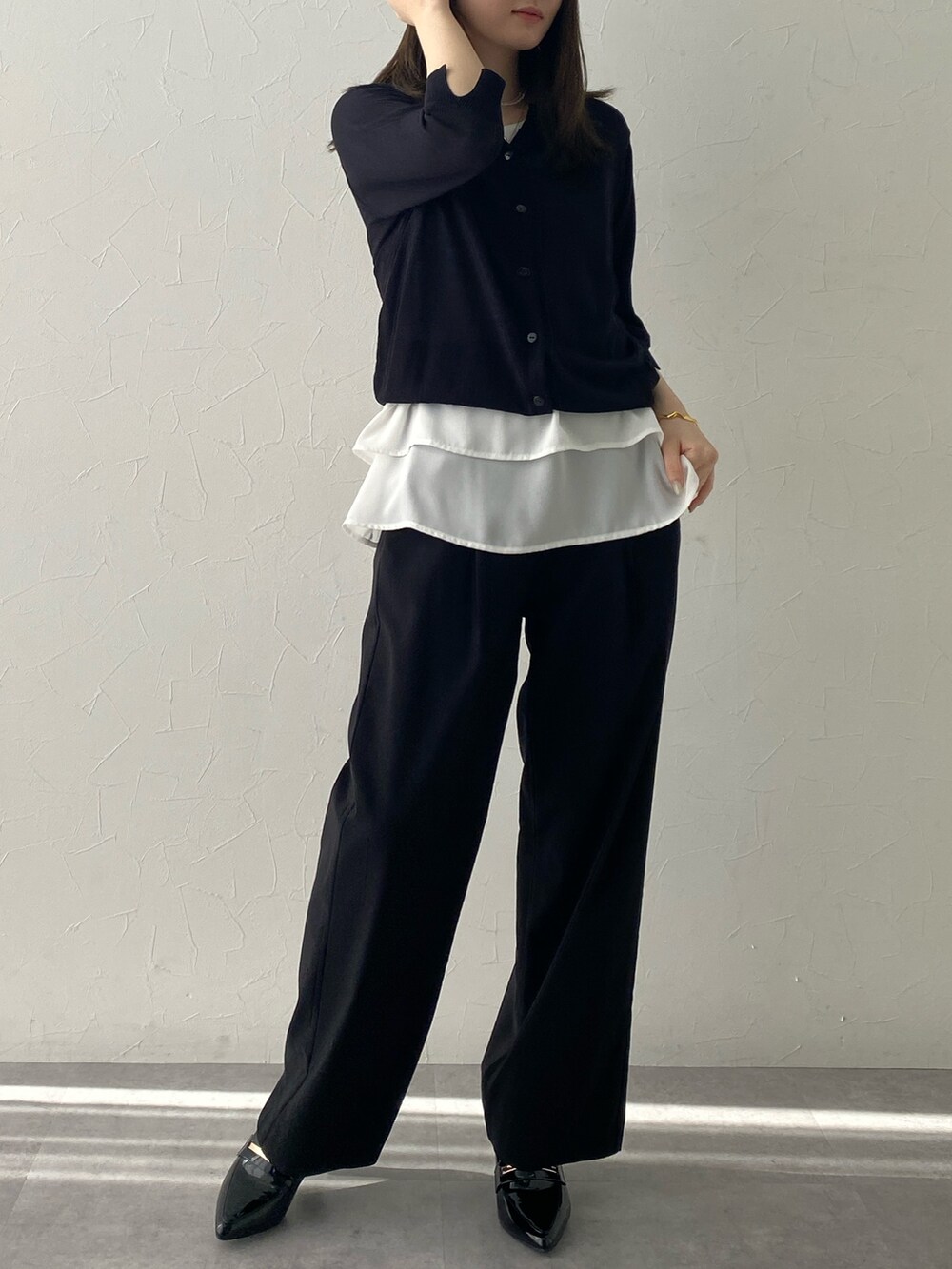 ホワイト系のシャツ/ブラウス、ホワイト系のシャツ/ブラウス、ブラック系のニット/セーターを着用したレディースの夏コーディネートの3枚目の写真