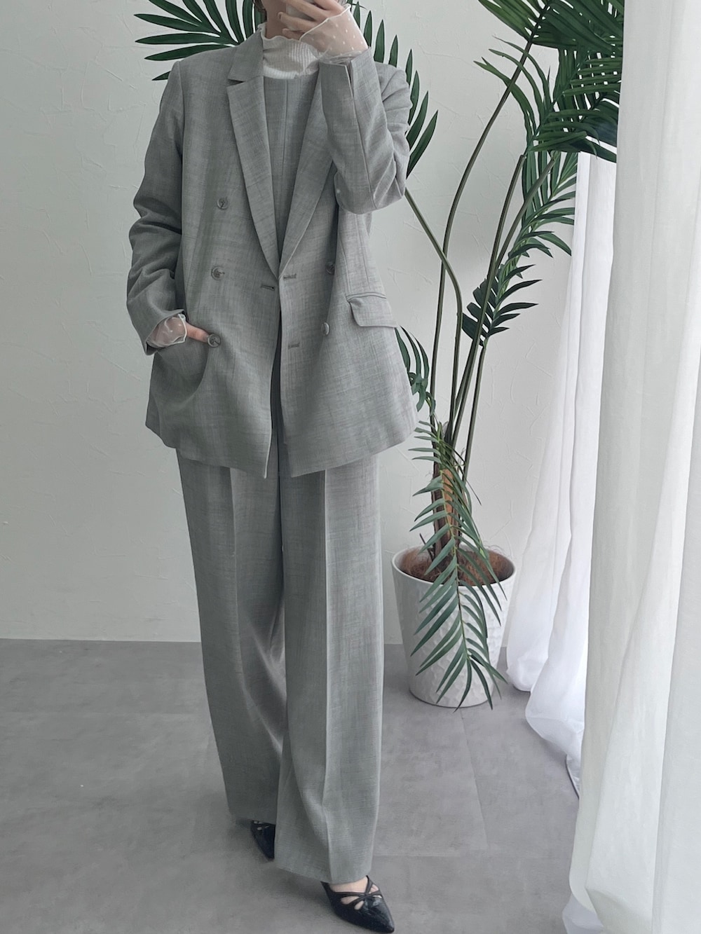 グレー系のフォーマルスーツ/小物、ホワイト系のTシャツ/カットソーを着用したレディースの冬コーディネートの2枚目の写真