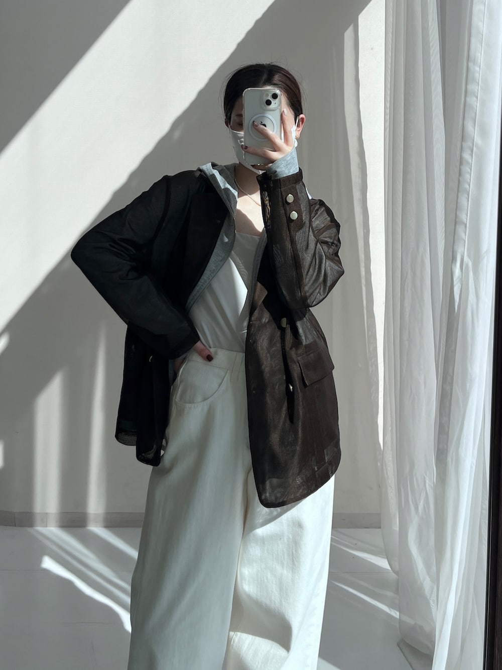 ブラウン系のジャケット/アウター、グレー系のパーカー、ブラック系のパーカーを着用したレディースの春コーディネートの2枚目の写真