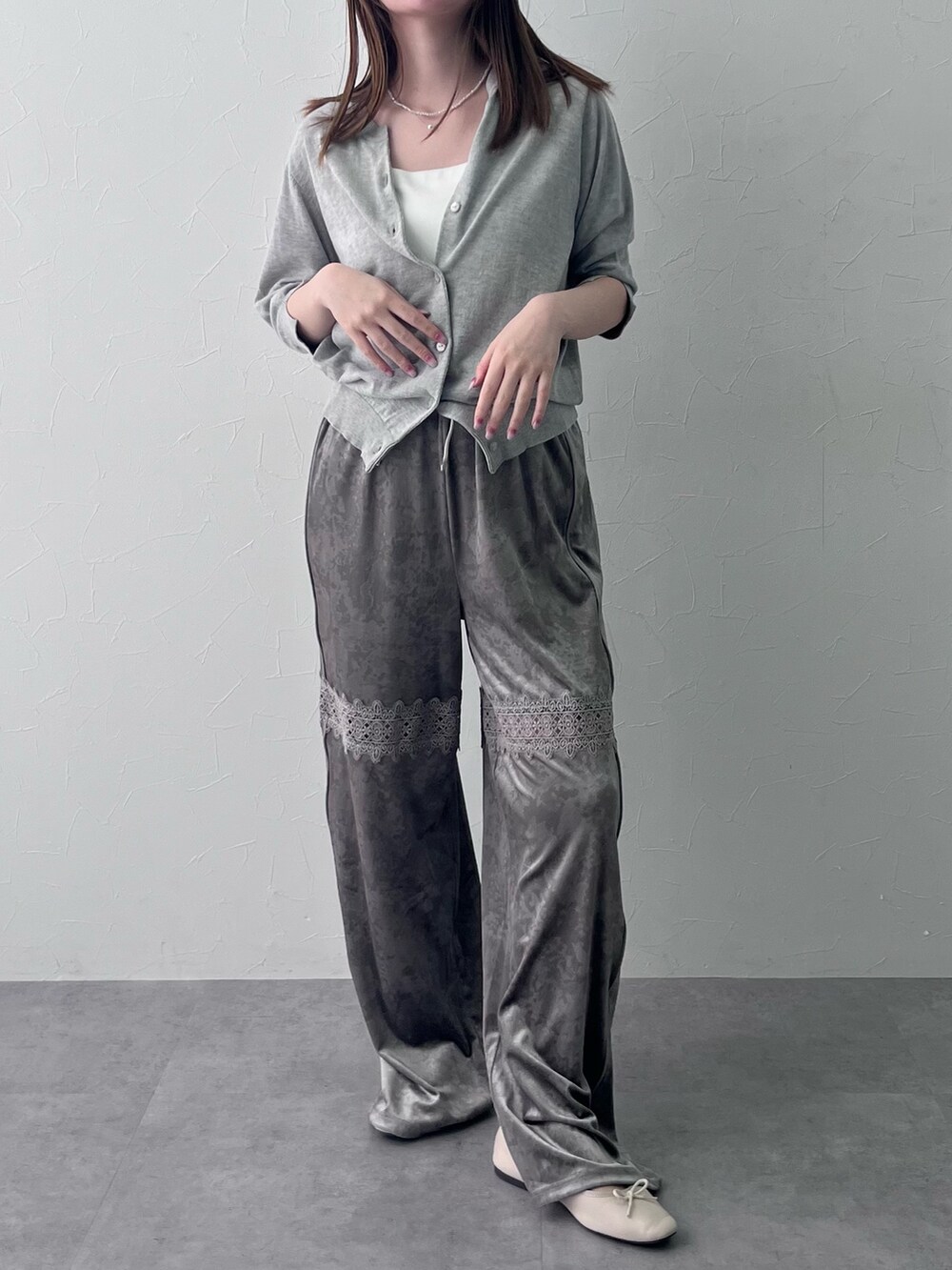 グレー系のその他パンツ、ホワイト系のタンクトップ、グレー系のニット/セーターを着用したレディースの春コーディネートの2枚目の写真