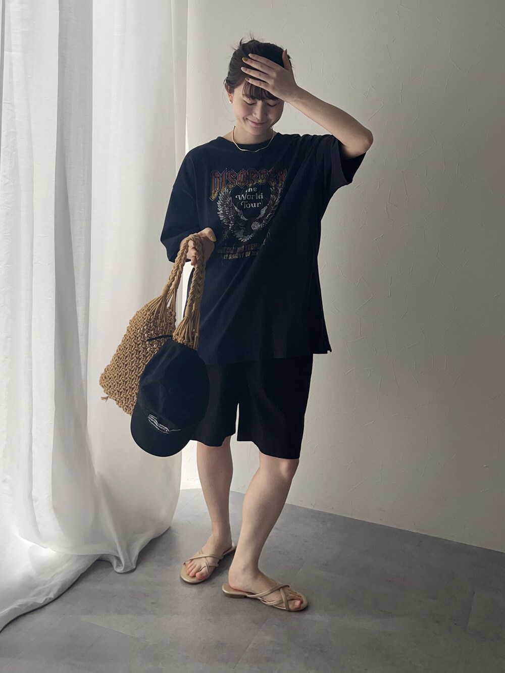 ブラック系のその他パンツ、ブルー系のTシャツ/カットソーを着用したレディースの春コーディネートの3枚目の写真