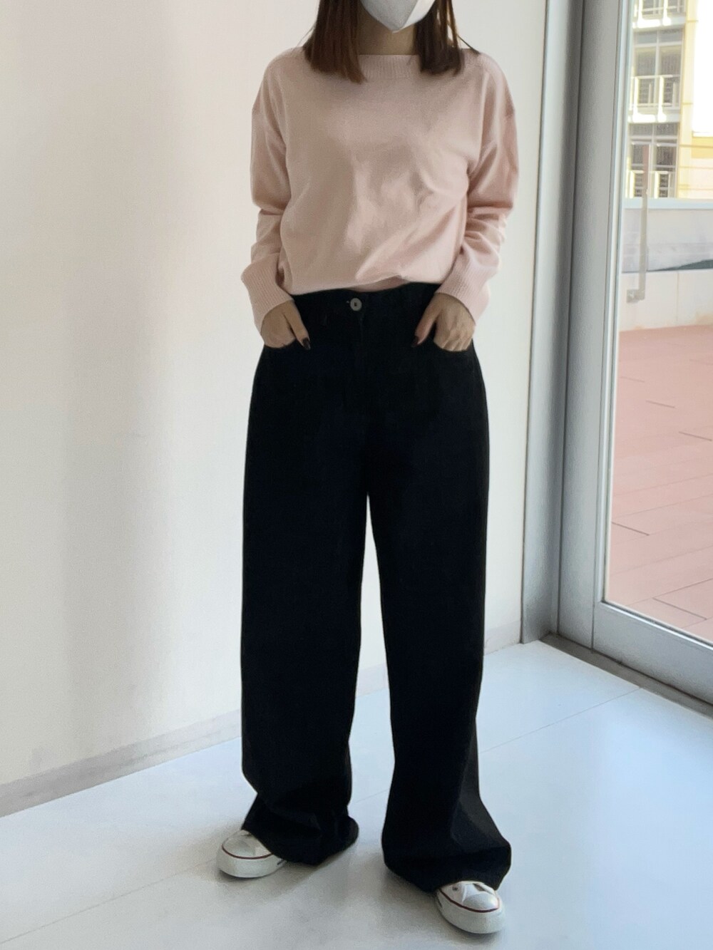 「休日スタイル、パンツスタイル、デニム、デニムパンツ、スニーカーコーデ、カジュアルスタイル、レディースファッション、レギュラー、スタッフ、20代、春コーデ、25春イベントコーデ、春カラー」｜「Soiuniqueの綿１００％ゆるシルエット超ワイドパンツ ［Soiunique］（デニムパンツ、ブラック系）」を使った、nさん（レディース・157cm）の冬コーディネートの2枚目の写真
