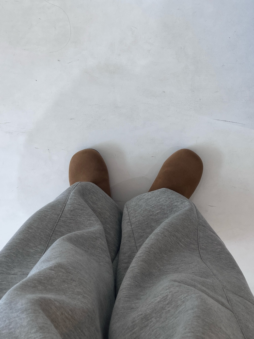 グレー系のその他パンツ、グレー系のその他パンツを着用したレディースの冬コーディネートの3枚目の写真