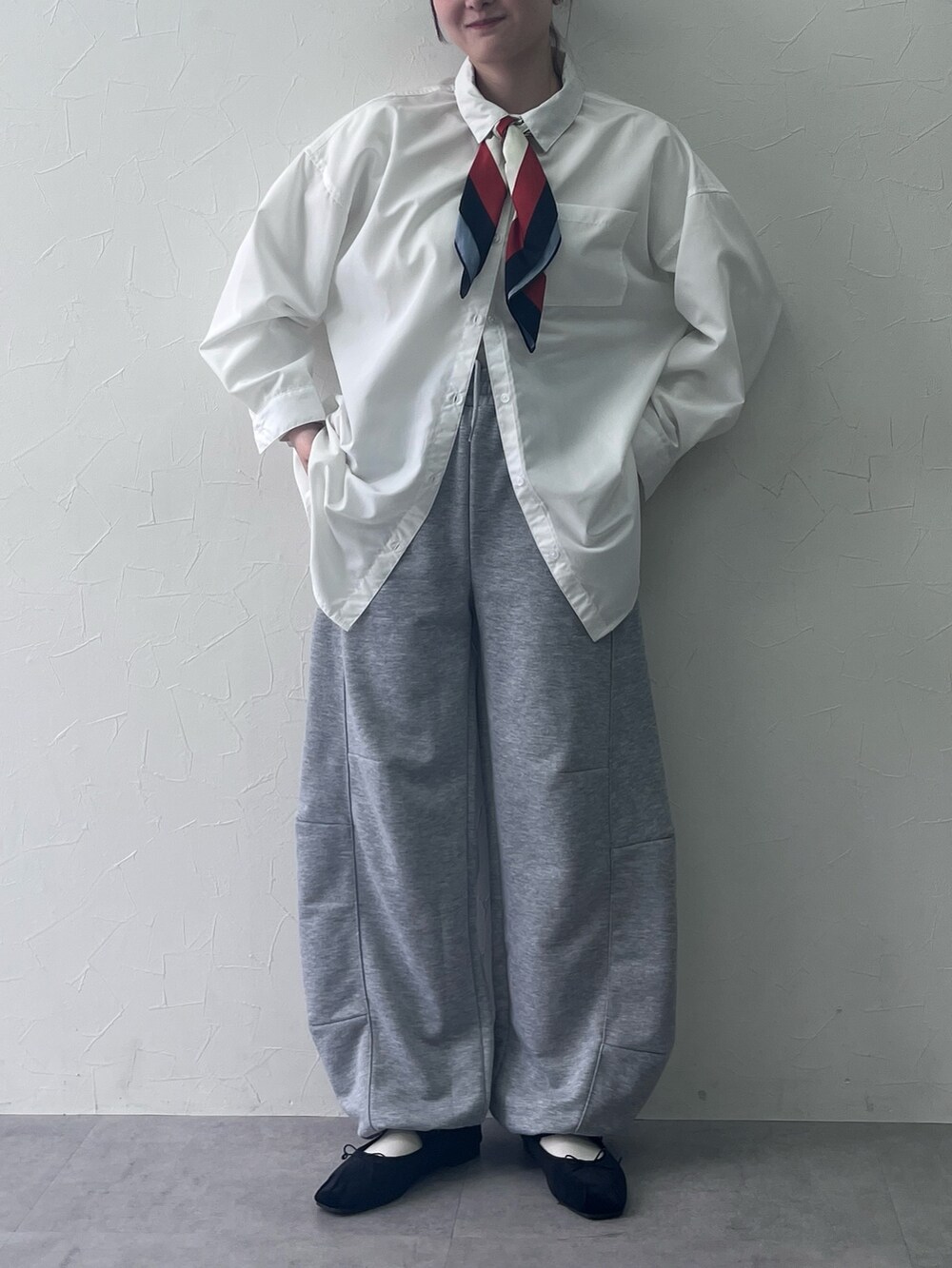 ホワイト系のシャツ/ブラウス、ホワイト系のシャツ/ブラウス、グレー系のその他パンツを着用したレディースの春コーディネートの2枚目の写真