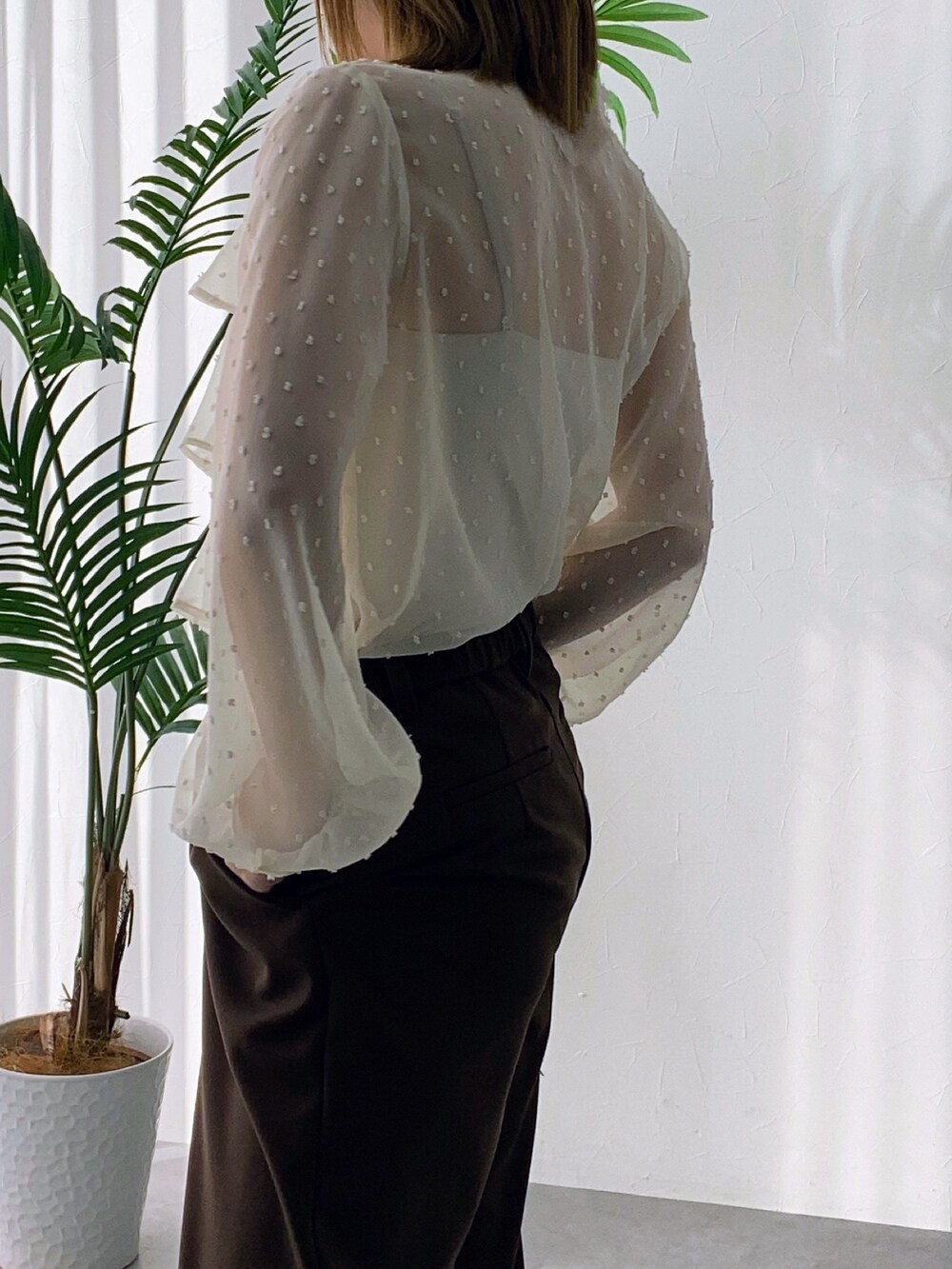 ベージュ系のシャツ/ブラウス、ブラウン系のフォーマルスーツ/小物、ブラック系のバレエシューズを着用したレディースの冬コーディネートの2枚目の写真