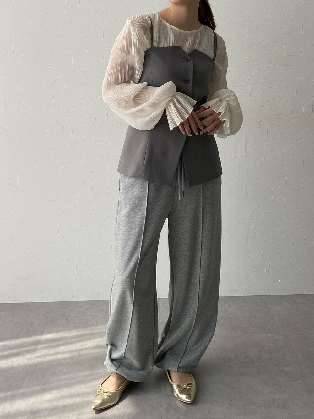 ホワイト系のシャツ/ブラウス、グレー系のスーツセット、グレー系のスウェットパンツを着用したレディースの夏コーディネートの2枚目の写真