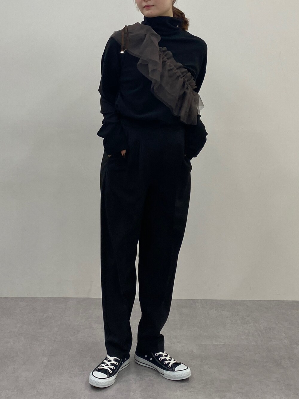 ブラック系のスラックス、ブラック系のシャツ/ブラウスを着用したレディースの冬コーディネートの2枚目の写真