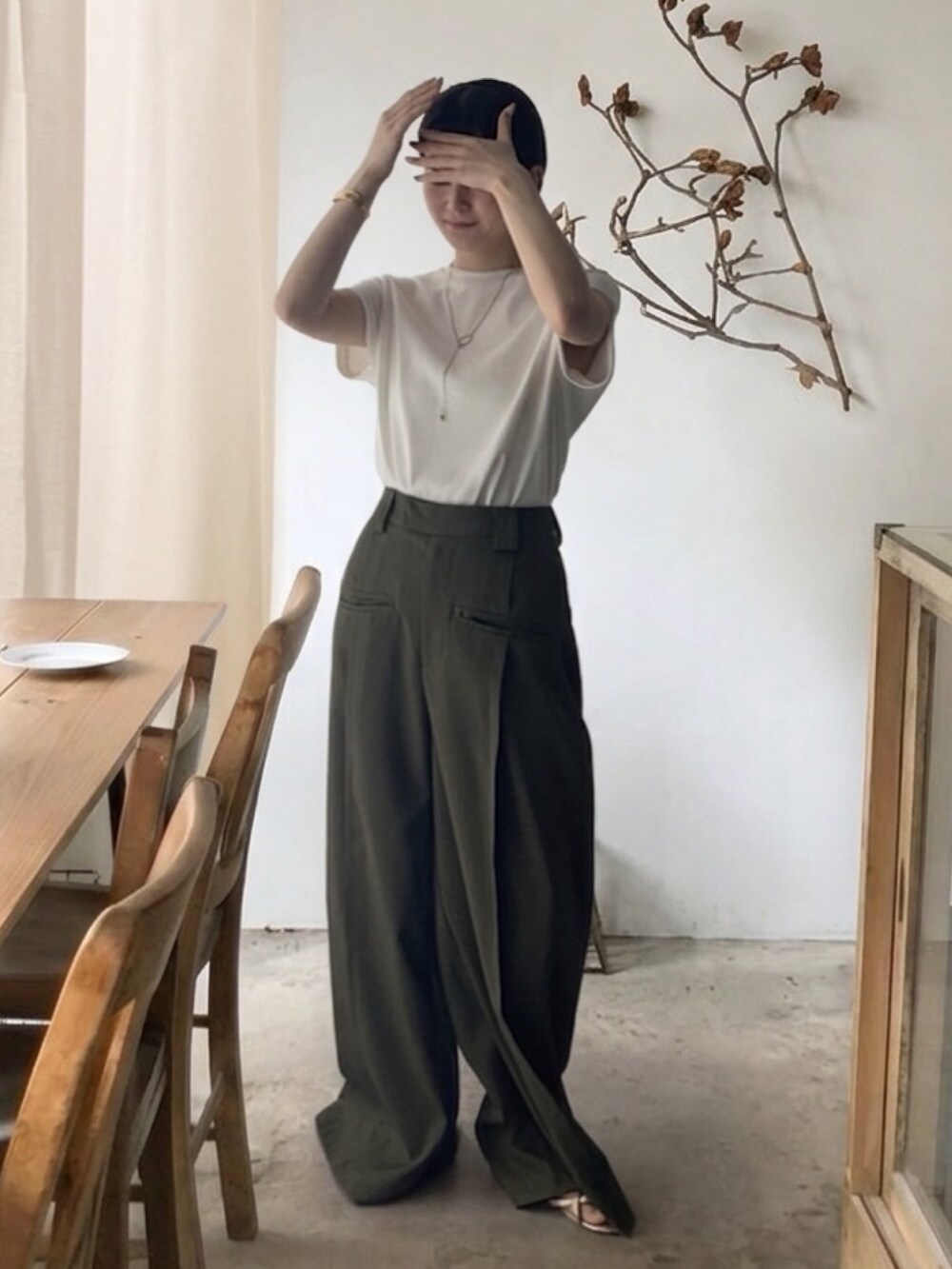 ホワイト系のTシャツ/カットソー、グリーン系のその他パンツを着用したレディースの春コーディネートの2枚目の写真