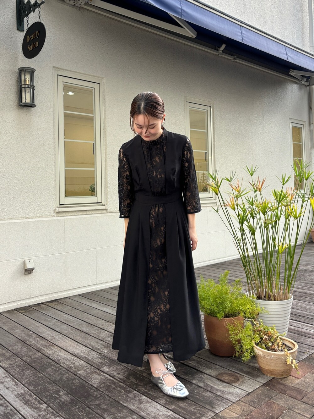 ブラック系のドレスを着用したレディースの秋コーディネートの3枚目の写真