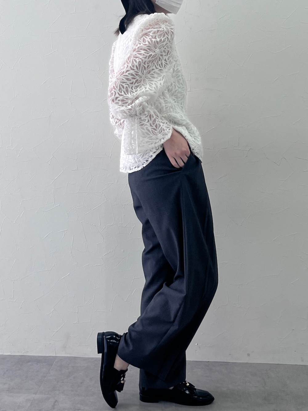 グレー系のその他パンツ、グレー系のその他パンツ、ホワイト系のシャツ/ブラウスを着用したレディースの冬コーディネートの2枚目の写真