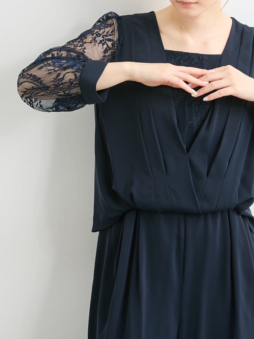 ブルー系のパンツドレス、ブラック系のパンツドレスを着用したレディースの春コーディネートの3枚目の写真