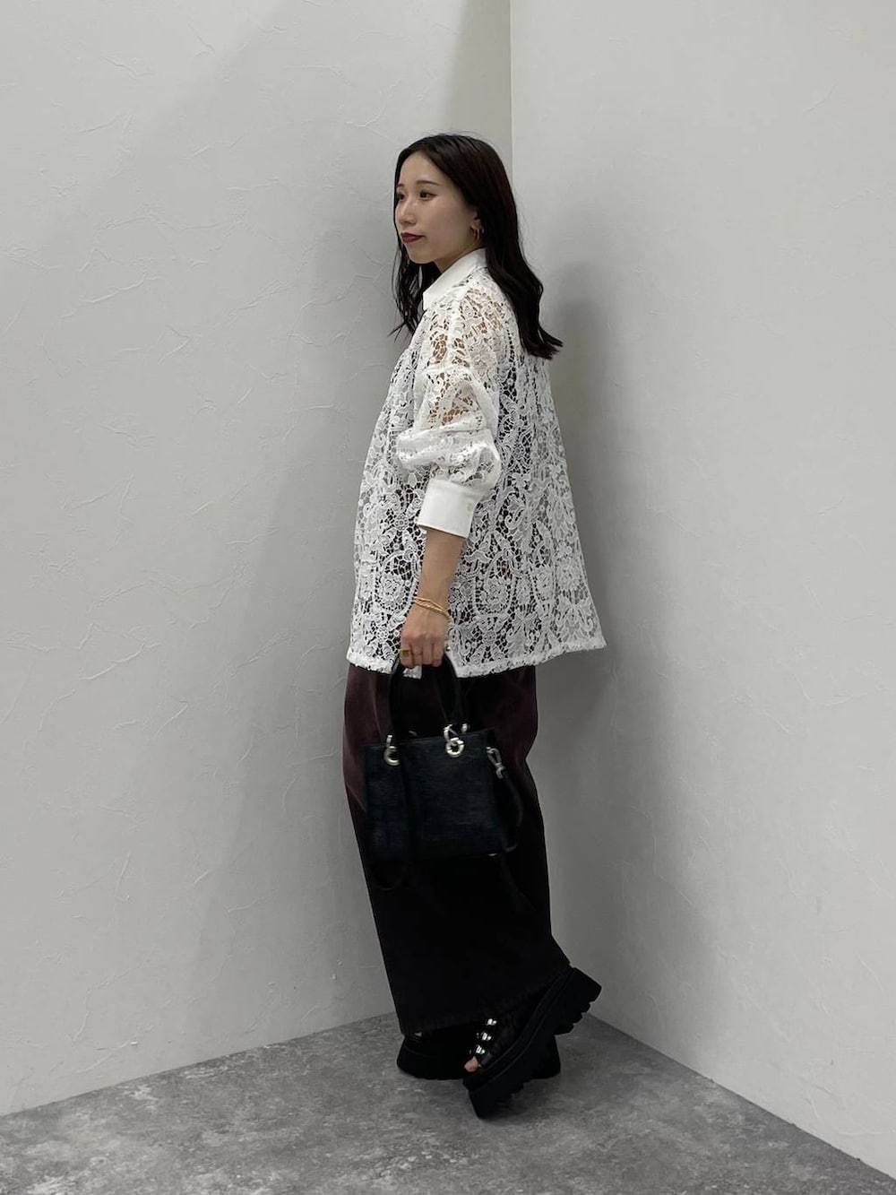 ブラック系のサンダル、ブラック系のキャミソール、ピンク系のデニムパンツを着用したレディースの春コーディネートの2枚目の写真