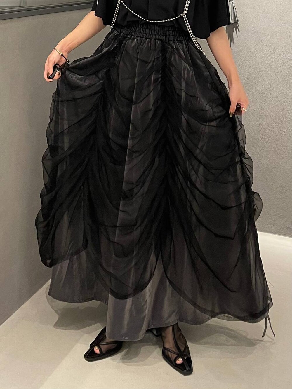 ブラック系のサンダル、シルバー系のサスペンダーを着用したレディースの夏コーディネートの5枚目の写真