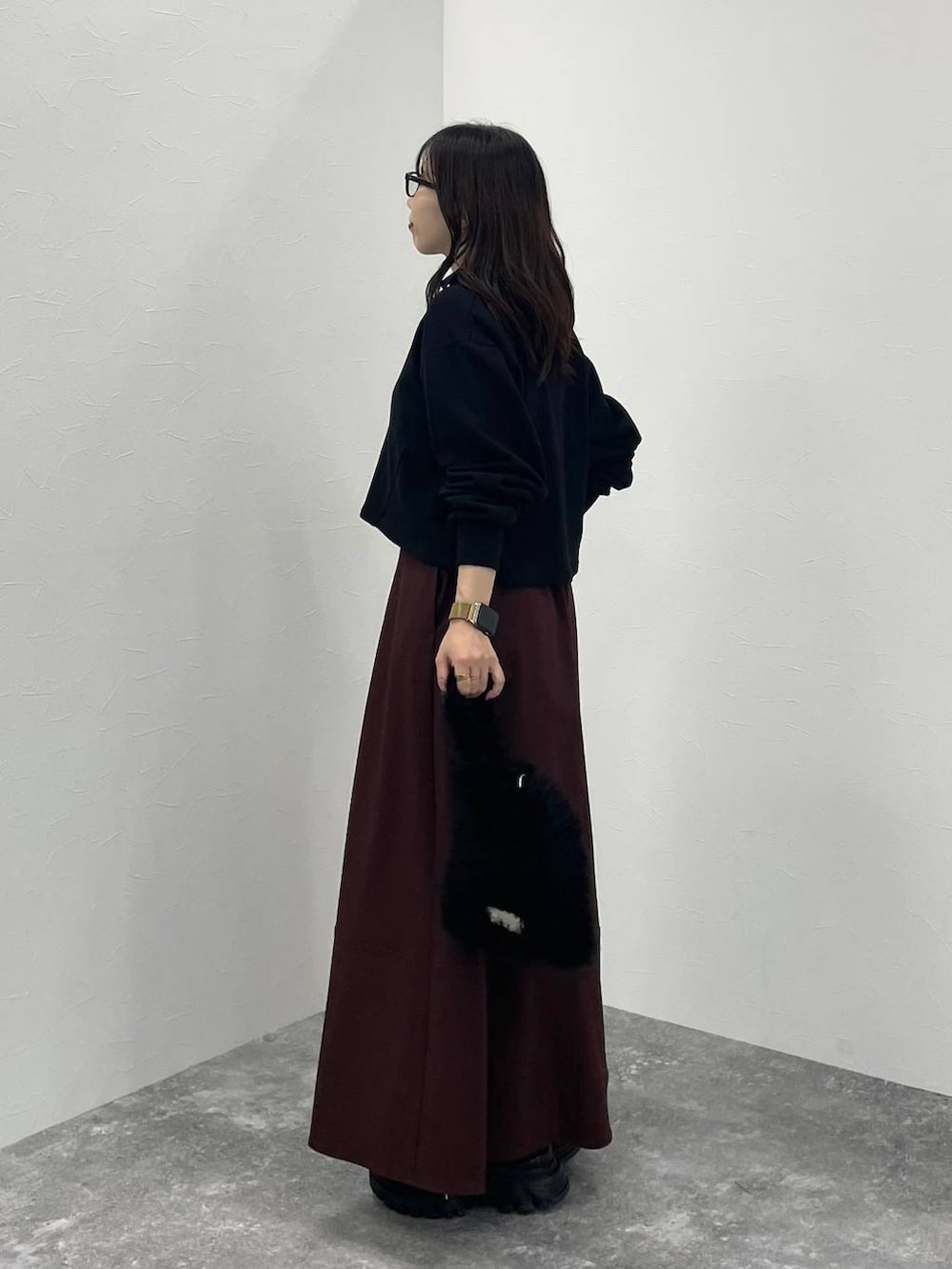 ブラック系のスニーカー、ブラック系のショルダーバッグ、ブラック系のスウェットを着用したレディースの秋コーディネートの3枚目の写真