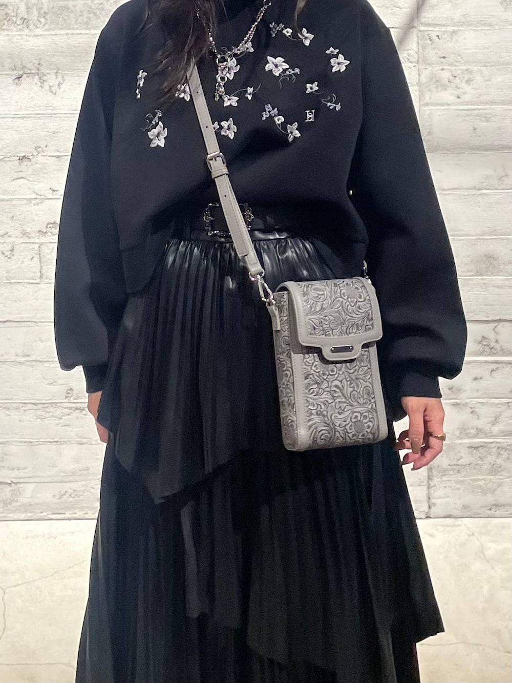 ブラック系のスウェット、グレー系のショルダーバッグ、ブラック系のスカートを着用したレディースの冬コーディネートの5枚目の写真