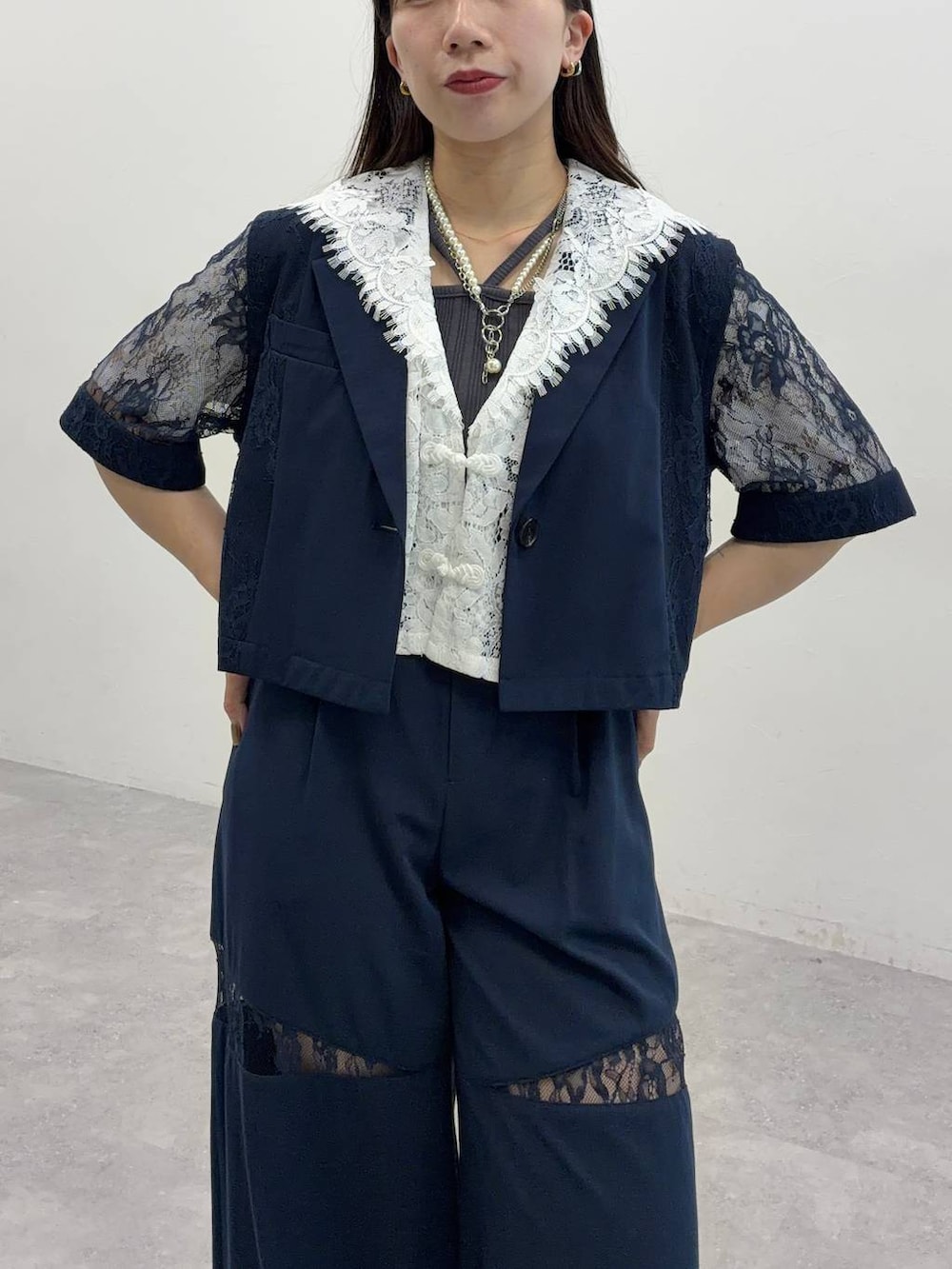ホワイト系のシャツ/ブラウス、ブラック系のサンダル、グレー系のタンクトップを着用したレディースの夏コーディネートの5枚目の写真