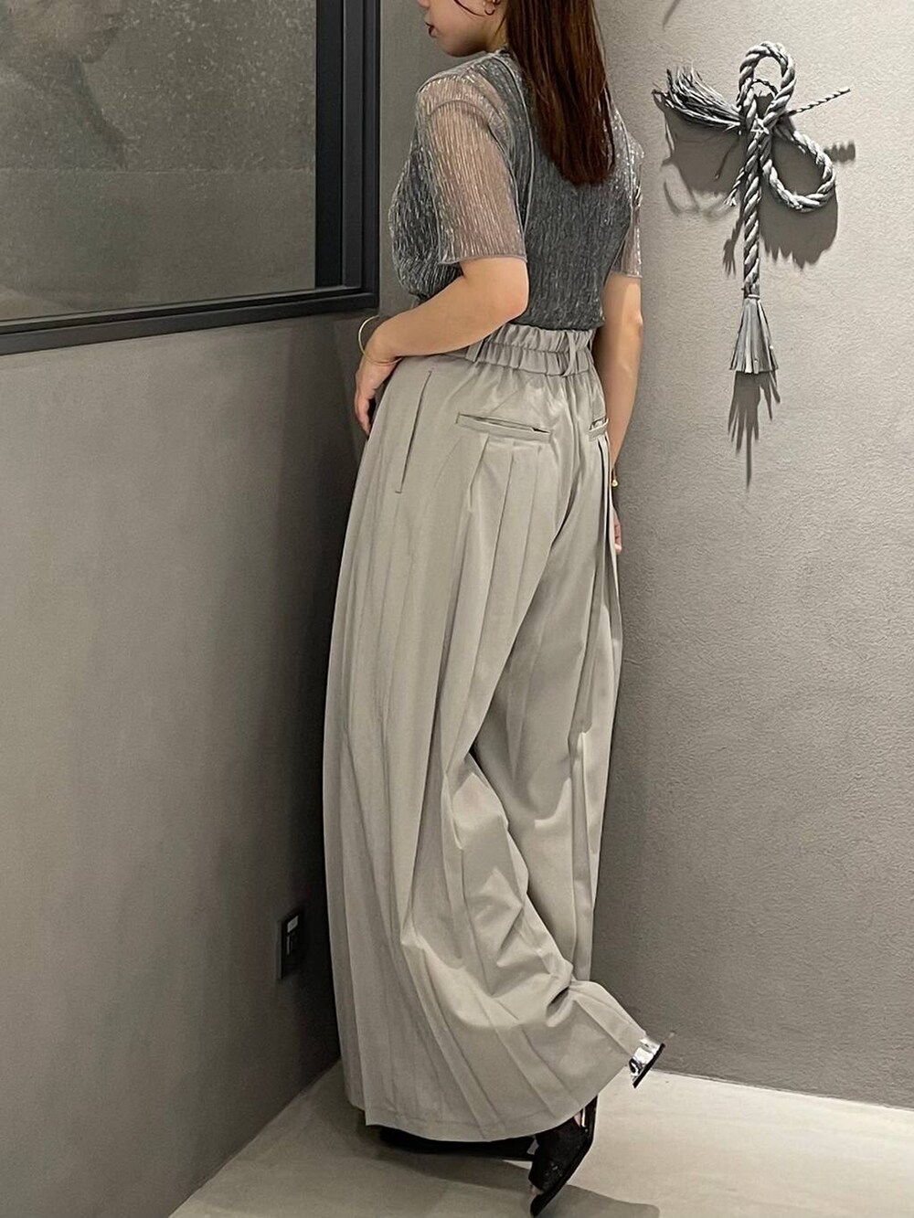 グレー系のその他パンツ、ブラック系のタンクトップ、ブラック系のサンダルを着用したレディースの夏コーディネートの3枚目の写真