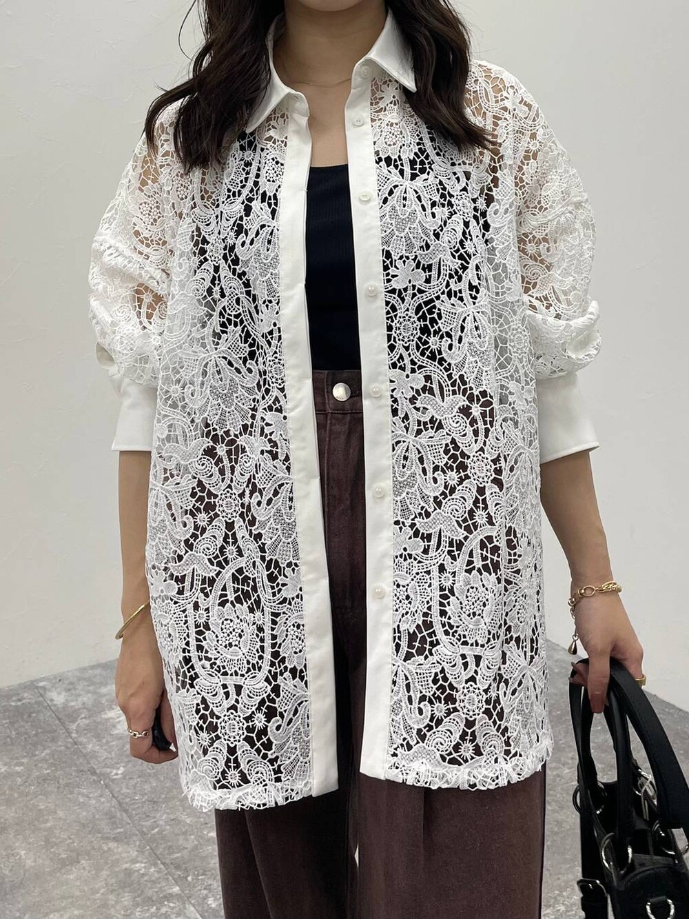 ブラック系のサンダル、ブラック系のキャミソール、ピンク系のデニムパンツを着用したレディースの春コーディネートの4枚目の写真