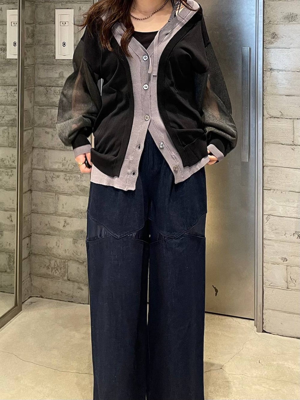 シルバー系のブーツ、ブルー系のデニムパンツ、ブラック系のカーディガン/ボレロを着用したレディースの春コーディネートの4枚目の写真