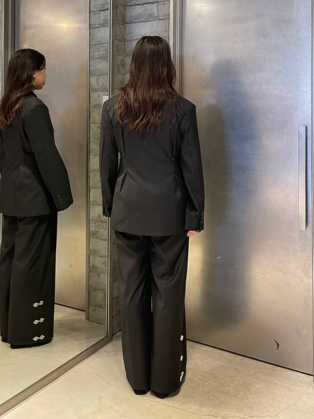 ブラック系のTシャツ/カットソー、ブラック系のブーツ、ブラック系のその他パンツを着用したレディースの冬コーディネートの3枚目の写真