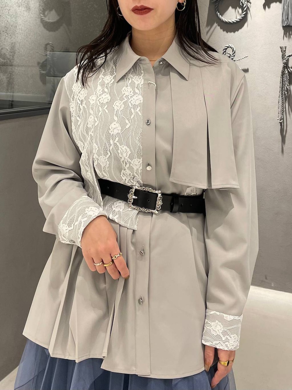 ブラック系のブーツ、ホワイト系のシャツ/ブラウス、ブルー系のスカートを着用したレディースの冬コーディネートの4枚目の写真