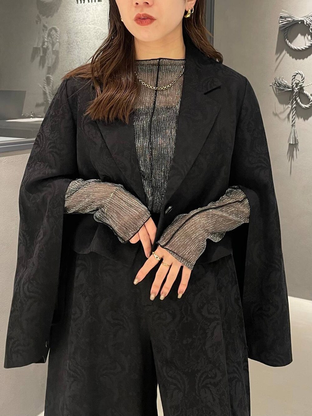 ブラック系のブーツ、ブラック系のテーラードジャケット、ブラック系のその他パンツを着用したレディースの秋コーディネートの5枚目の写真