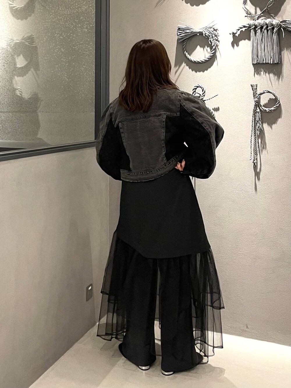 ブラック系のブーツ、ブラック系のTシャツ/カットソー、グレー系のその他パンツを着用したレディースの秋コーディネートの3枚目の写真