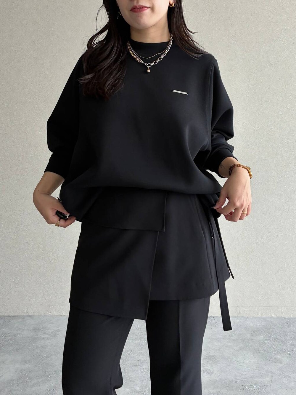 ブラック系のブーツ、ブラック系のその他パンツ、ブラック系のスウェットを着用したレディースの秋コーディネートの4枚目の写真