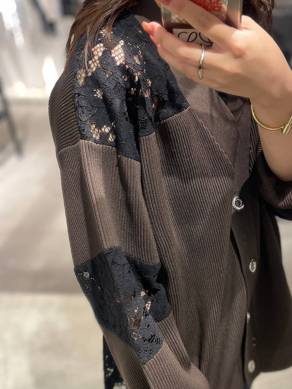 ブラック系のサンダル、ブラウン系のカーディガン/ボレロ、ブルー系のデニムパンツを着用したレディースの夏コーディネートの4枚目の写真