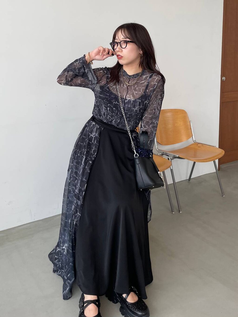 ブラック系のスニーカー、ブラック系のTシャツ/カットソー、ブルー系のショルダーバッグを着用したレディースの夏コーディネートの5枚目の写真