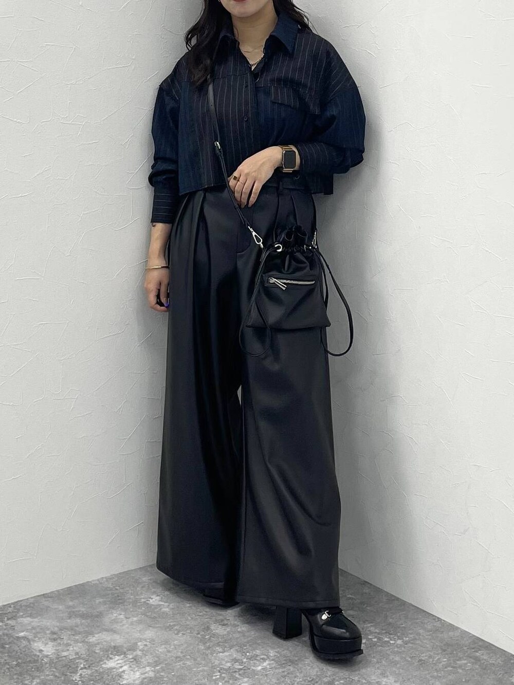 ブラック系のその他パンツ、ブラック系のブーツ、ブラック系のショルダーバッグを着用したレディースの秋コーディネートの5枚目の写真