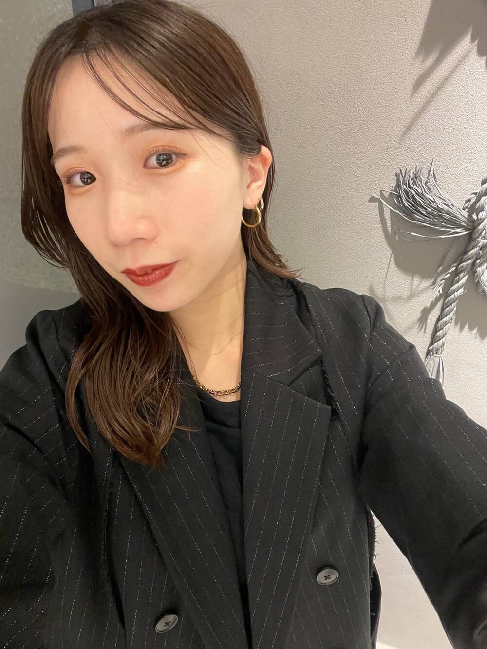 ブラック系のタンクトップ、ブラック系のテーラードジャケットを着用したレディースの夏コーディネートの3枚目の写真