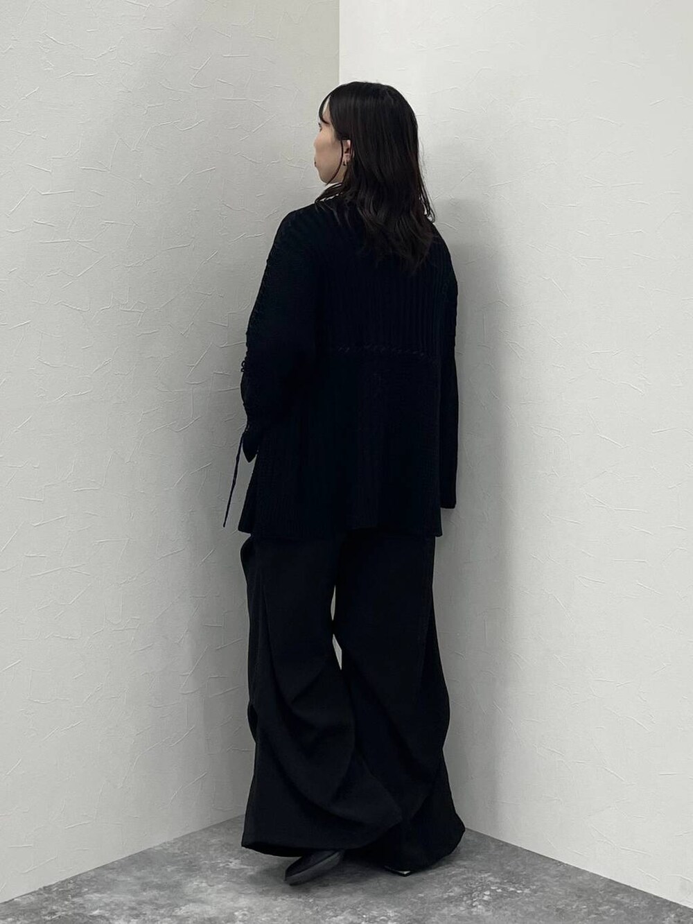 ブラック系のカーディガン/ボレロ、ブラック系のカーゴパンツ、ブラック系のブーツを着用したレディースの秋コーディネートの2枚目の写真